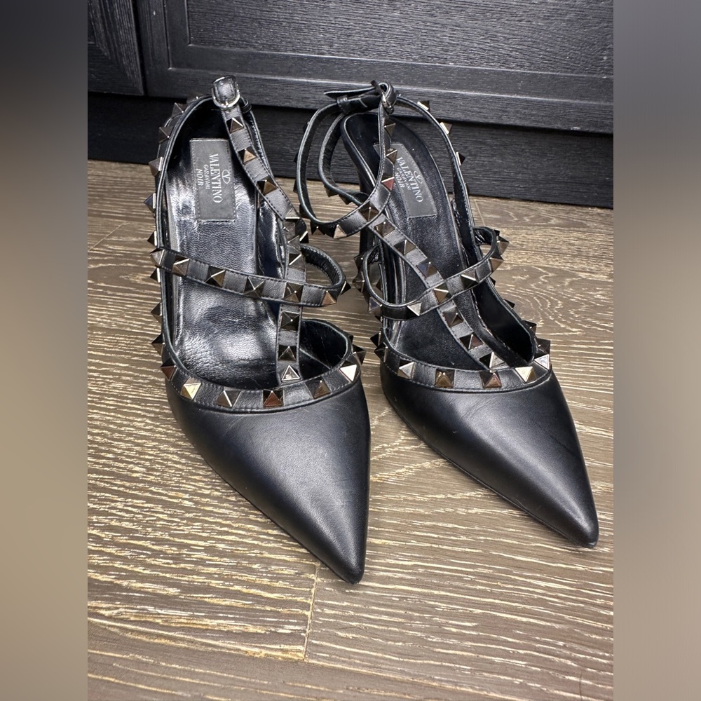 VALENTINO GARAVANI | Noir Rockstud Pointed Toe Heels | Size 38 - Picture 4 of 13